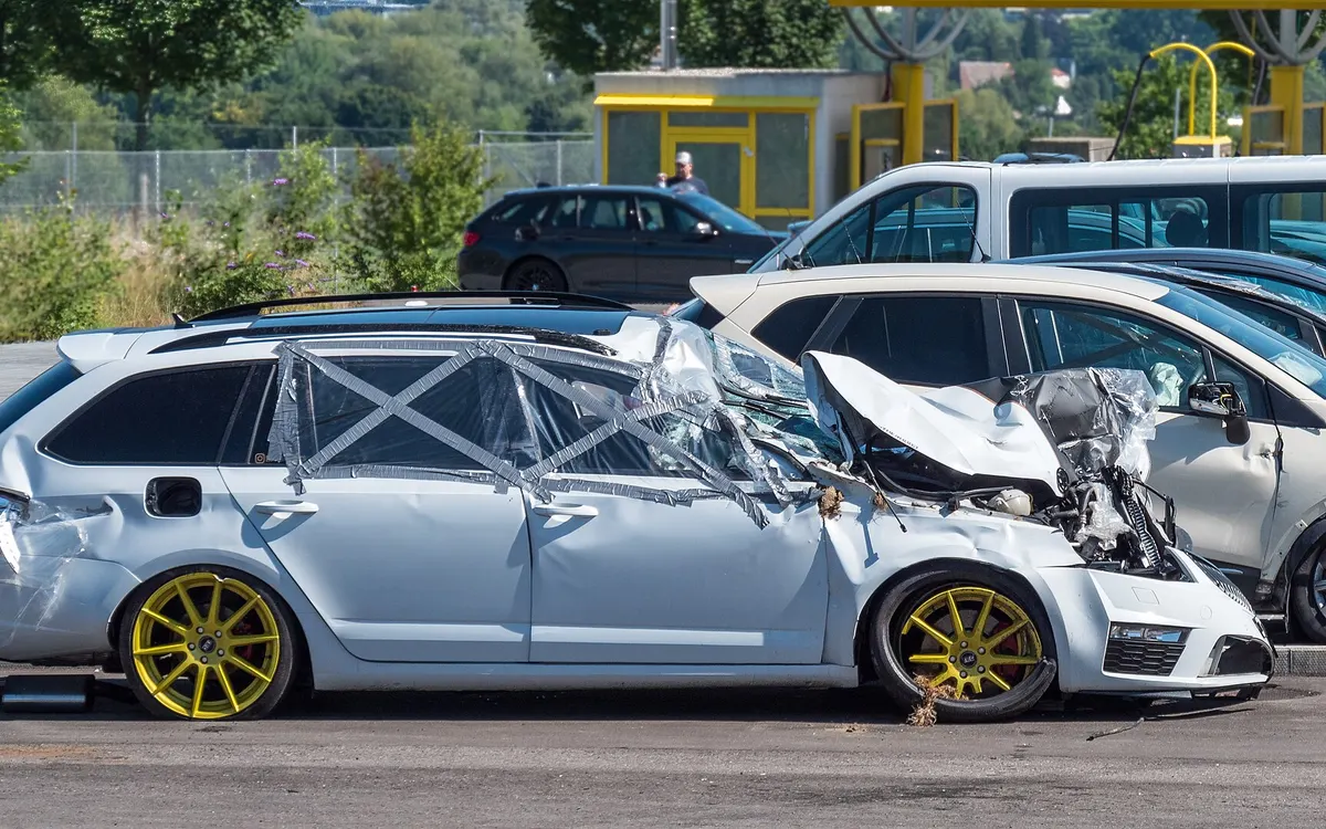 Rozbity przód Skody Octavii kombi po wypadku