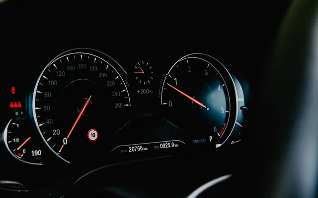Licznik BMW z przebiegiem w kilometrach